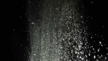 Siyah arka planda beyaz un patlaması. Stok görüntüleri. Siyah izole arka plan üzerinde ufalanan parçacıklar ile beyaz toz kalın bulut patlama