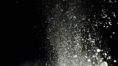 Siyah arka planda beyaz un patlaması. Stok görüntüleri. Siyah izole arka plan üzerinde ufalanan parçacıklar ile beyaz toz kalın bulut patlama