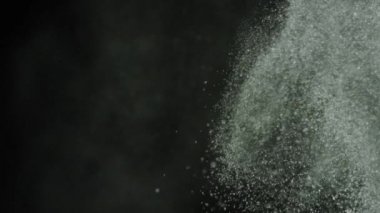 Siyah arka plan üzerine toz bulutu püskürtme. Stok görüntüleri. Siyah izole arka plan üzerinde parçacıkların uçan jetleri ile toz kalın beyaz tabaka üfleme