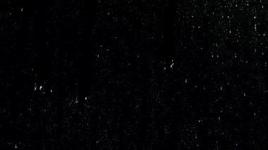 Su damlacıkları aşağı drenaj ile sisli cam için kapatın. Stok görüntüleri. Siyah aynada su damlaları, makro görünüm.