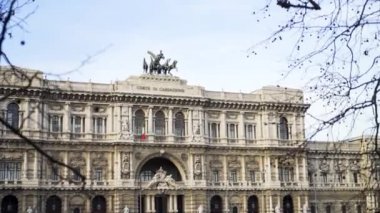 Roma'da parlak gökyüzüne karşı Adalet Sarayı. Stok. Bir yaz günü İtalya'da güzel tarihi binanın cephe, mimari kavramı.