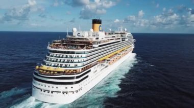 Kızıldeniz'de kendi kurulu üzerinde bir yüzme havuzu ile lüks bir yolcu gemisi havadan şaşırtıcı arka yana görünümü. Stok. Mavi, bulutlu gökyüzü altında Büyük cruise gemi yan görünümü.