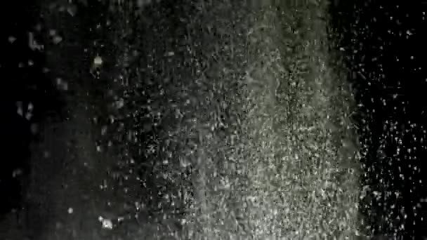 Bílý suchý prášek exploze s bílým prachem padající dolů izolované na černém pozadí. Záběry ze skladu. Zblízka pro bílé suché barvy, které se házejí nahoru, monochromatické. — Stock video