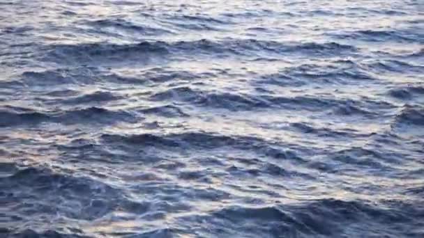 Superfície azul das ondas do mar, fundo marinho. Estoque. Belo oceano ou água do mar com ondulações, beleza da natureza . — Vídeo de Stock