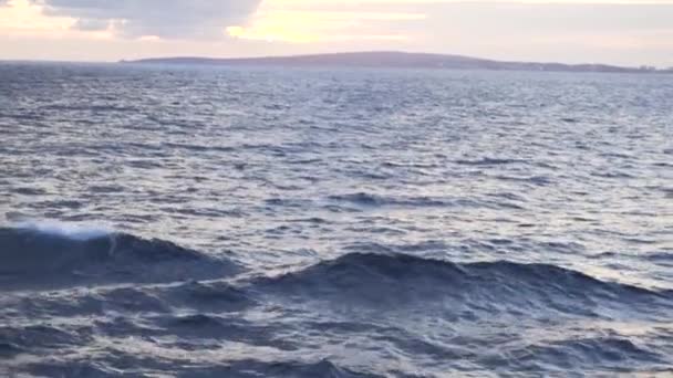 Blauwe zee golven oppervlak, mariene achtergrond. Voorraad. Prachtige oceaan of zeewater met rimpelingen, schoonheid van de natuur. — Stockvideo