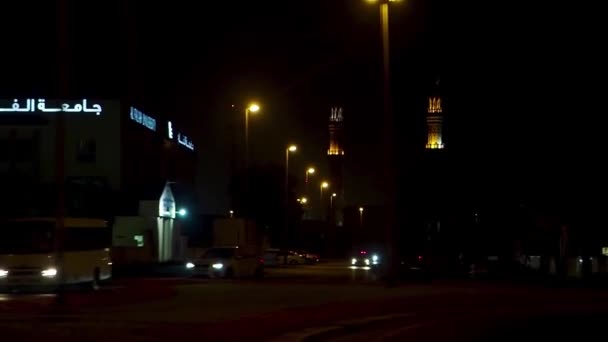 Vista nocturna de las calles de la ciudad árabe Dubai UA. Acciones. Vista lateral desde la ventana de un coche en movimiento en la calle nocturna de la ciudad de Emiratos Árabes . — Vídeo de stock