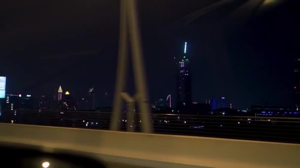 Nacht Stadtbild aus dem Fenster eines fahrenden Autos auf leuchtenden Lichtern von Sensen. Aktien. Schöne Megapolis bei Nacht mit vielen modernen Gebäuden. — Stockvideo