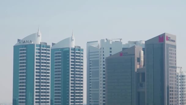 Luchtfoto van moderne kantoorgebouwen met glazen gevel, architectuurconcept. Voorraad. Centrale zakenwijk met prachtige wolkenkrabbers op de blauwe hemel achtergrond. — Stockvideo