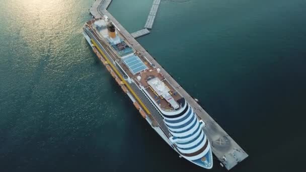 Luchtfoto van een cruiseschip in Harbor, Luxury Travel concept. Voorraad. Top uitzicht van wit geweldig jacht in Europa op kalme zee oppervlakte achtergrond. — Stockvideo