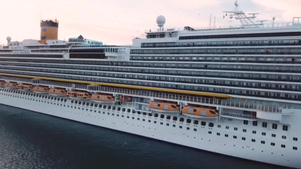 Close-up voor cruiseschip hutten, Nieuw-Zeeland. Voorraad. Zijaanzicht van een witte mooie cruiseliner met passagiers aan boord. — Stockvideo