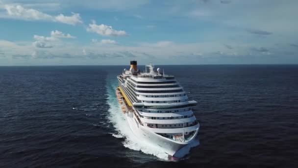 Forbløffende utsikt over cruiseskipet på åpent hav, utsikt forfra. Lageret. Fremre del av et ankret sjøskip som seiler i Stillehavet . – stockvideo