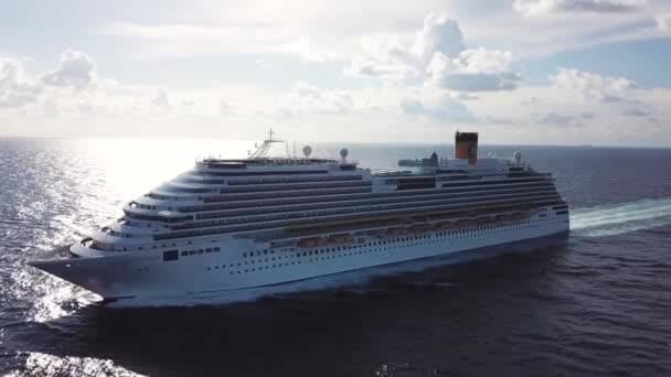 Grande nave da crociera di lusso che naviga attraverso l'oceano Indiano contro il cielo nuvoloso luminoso sullo sfondo. Azioni. Vista aerea laterale di una magnifica fodera bianca sotto il cielo blu . — Video Stock