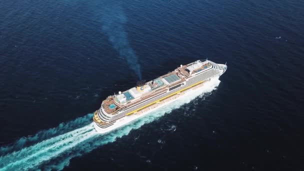 Top view of a beautiful white cruise ship in the Atlantic ocean, luxury vacation. Stock. Aerial for the passenger liner with many people on board relaxing under the bright sun. — Stock Video