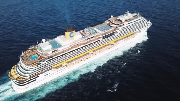 Vista dall'alto di una bellissima nave da crociera bianca nell'oceano Atlantico, vacanza di lusso. Azioni. Aereo per il passeggero di linea con molte persone a bordo rilassante sotto il sole . — Video Stock