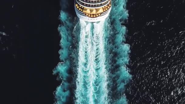 Pássaro olho vista superior de navio de cruzeiro grande em águas azuis profundas em um dia ensolarado, conceito de luxo. Estoque. Vista aérea do cruzeiro de luxo com piscinas e campo de basquete a bordo no oceano azul . — Vídeo de Stock