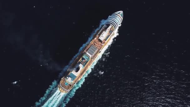 Vue aérienne du grand bateau de croisière de luxe naviguant à pleine vitesse sur l'eau libre, concept de vacances de luxe. Des actions. Grand bateau de croisière traversant la mer Méditerranée . — Video