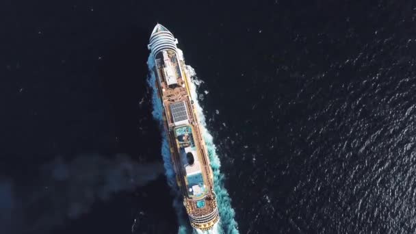 Vista aérea superior de luxo grande navio de cruzeiro velejando velocidade máxima em águas abertas, conceito de férias de luxo. Estoque. Grande navio de cruzeiro navegando através do mar Mediterrâneo . — Vídeo de Stock