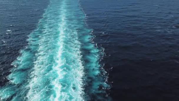 Festői kilátás nyomán mögött egy nagy luxushajó a tengeren. Állomány. Vitorlás sétahajó pálya nyugodt tenger és tiszta ég a Karib-térségben. — Stock videók