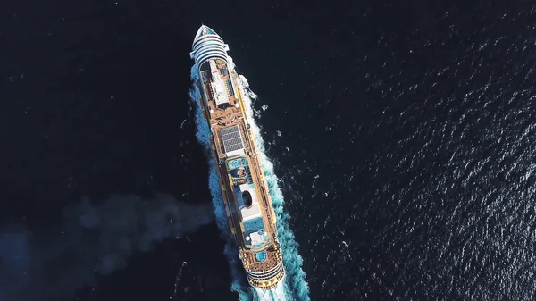 Vista aérea superior de luxo grande navio de cruzeiro velejando velocidade máxima em águas abertas, conceito de férias de luxo. Estoque. Grande navio de cruzeiro navegando através do mar Mediterrâneo . — Fotografia de Stock