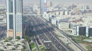 Gökdelenler ve yoğun trafik ile çok şeritli yol ile bir megapolis havadan görünümü. Stok. Güneşli bir yaz gününde modern bir şehrin güzel manzara.