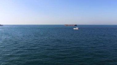 Beyaz yat ve mavi gökyüzü arka plan üzerinde koyu mavna ile güzel deniz manzarası havadan görünümü. Stok. İki yüzen gemiler ile güneşli bir günde güzel sakin deniz.