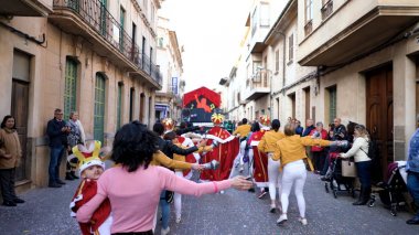 İspanya, Barselona-13 Nis 2019: Şehrin şenlikli sokaklarında kostüm alayı. Madde. Farklı elbiseler giymiş gençler dar sokaklarda festival sırasında gitmek ve kutlamak