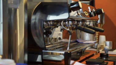 Boş çelik kahve makinesinin yakın çekim. Madde. Kahve demlemeye hazır tüm araçları ile profesyonel modern kahve makinesi