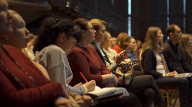Rusya, Moskova - 13 Nisan 2019: Bilgi eğitimleri ve konferansları dinleyen kadın dinleyicileri. Madde. Feminizm hakkında konuşma sırasında salonda oturan kadınlar, toplumdaki yeri