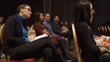 Rusya, Moskova - 13 Nisan 2019: Bilgi eğitimleri ve konferansları dinleyen kadın dinleyicileri. Madde. Feminizm hakkında konuşma sırasında salonda oturan kadınlar, toplumdaki yeri