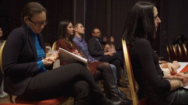 Rusya, Moskova - 13 Nisan 2019: Bilgi eğitimleri ve konferansları dinleyen kadın dinleyicileri. Madde. Feminizm hakkında konuşma sırasında salonda oturan kadınlar, toplumdaki yeri