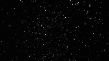 Siyah arka plan üzerinde beyaz toz patlamaları. Stok görüntüleri. Siyah izole arka plan üzerinde beyaz toz patlama akışları