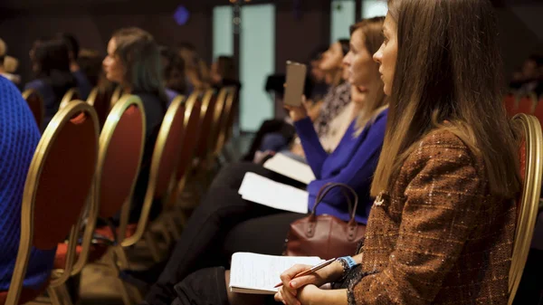 Rusya, Moskova - 13 Nisan 2019: Kadınlar dizüstü bilgisayarlarla iş eğitimine giriyor. Madde. Güzel bayanlar oturup kadın gelişimi konusunda iş eğitimi dikkatle dinlemek