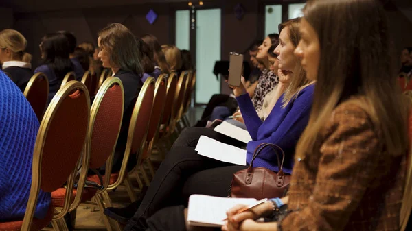 Rosja, Moskwa-13 kwietnia 2019: kobiety siedzą na szkoleniu biznesowym z notebookami. Sztuki. Piękne panie usiąść i słuchać uważnie szkolenia biznesowego na rozwój kobiet — Zdjęcie stockowe