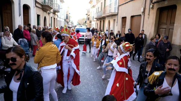 İspanya, Barselona-13 Nisan 2019: Gençler modern kostümlerle tatile yürüyor. Madde. Modern temalar ve kostümler küçük sokaklarda İspanyol festival alayı