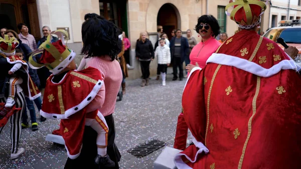 İspanya, Barselona-13 Nisan 2019: Gençler modern kostümlerle tatile yürüyor. Madde. Modern temalar ve kostümler küçük sokaklarda İspanyol festival alayı