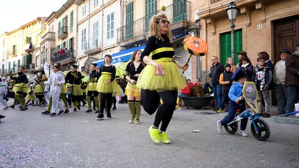 İspanya, Barselona-13 Nisan 2019: Şenlikli şehrin sokaklarında kostümlü çocuklar. Madde. Güzel çocuk kıyafetleri ve İspanyol şehrinin sokaklarında performansları. Karakter 101 dolmatians çocuk kostümleri
