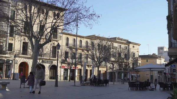 Plaza de la ciudad con cafés y gente caminando por la noche. Art. Vista urbana de la gente caminando sobre el fondo de casas europeas con cafés y árboles en otoño — Foto de Stock