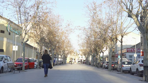 Hiszpania, Barcelona-13 kwi 2019: ludzie chodzą wzdłuż alei miejskiej. Sztuki. Aleja miejska w dzielnicy mieszkalnej wśród domów i ludzi chodzę wieczorem wiosną — Zdjęcie stockowe