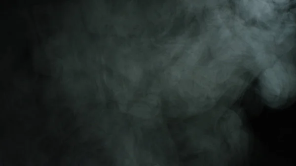 검은 배경에 불타는 연기. 스톡 푸티지. 검은 고립 된 배경에 확산 흰색 연기의 진흙 투성이 의 구름 — 스톡 사진