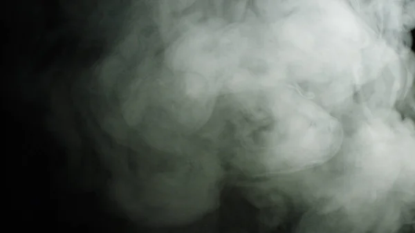 Siyah arka planda dalgalanan duman. Stok görüntüleri. Çamurlu defokus beyaz duman bulutları siyah izole arka plan üzerinde yayılıyor — Stok fotoğraf