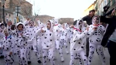 İspanya, Barselona-13 Nisan 2019: Şenlikli şehrin sokaklarında kostümlü çocuklar. Madde. Güzel çocuk kıyafetleri ve İspanyol şehrinin sokaklarında performansları. Karakter 101 dolmatians çocuk kostümleri
