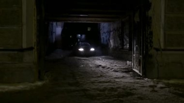 Adam sokakta arabada nargile içiyor. Eylem. Tehlikeli sokakta araba farları arka planda nargile sigara genç adam Gangster görünümü