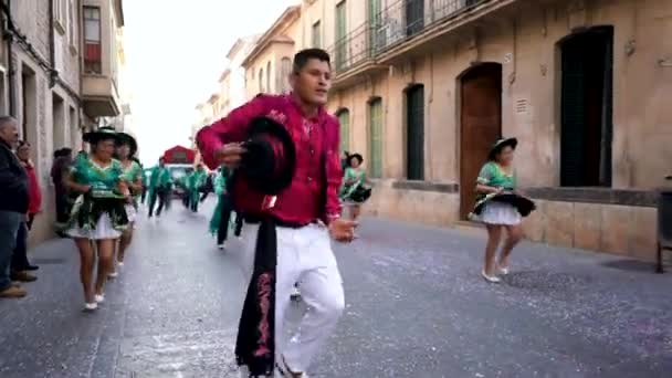 SPAGNA, BARCELLONA-13 APR 2019: Vacanze colorate in costume per le strade della Spagna. Art. Bella celebrazione con la danza in abiti colorati luminosi su strade strette della Spagna — Video Stock