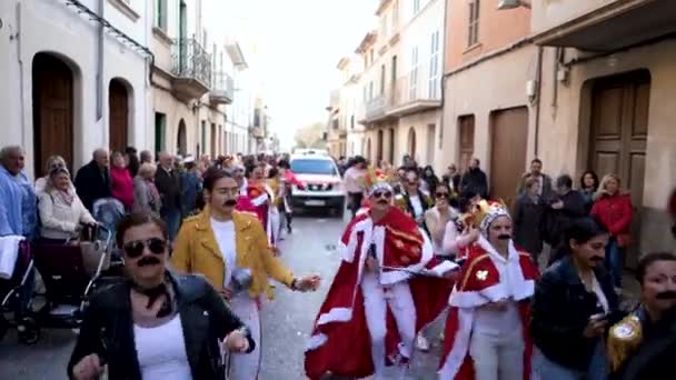 ESPAGNE, BARCELONE-13 AVR 2019 : Les jeunes marchent en vacances en costumes modernes. L'art. Procession festive espagnole à travers les petites rues aux thèmes et costumes modernes — Video