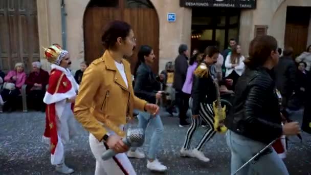 SPAGNA, BARCELLONA-13 APR 2019: I giovani marciano in vacanza in costumi moderni. Art. Processione festiva spagnola attraverso piccole strade in temi e costumi moderni — Video Stock