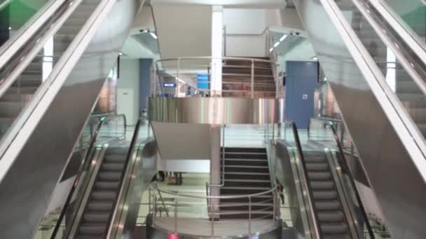 Vista de quatro escadas rolantes no centro comercial. Arte. Vista horizontal de dois andares com excretor vazio antes de abrir ou fechar o centro comercial — Vídeo de Stock