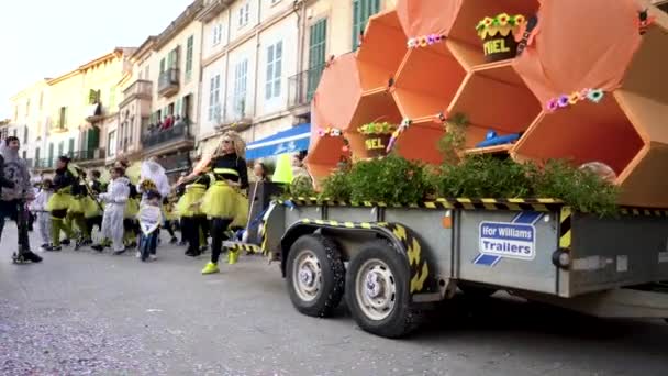 ESPAÑA, BARCELONA-13 ABR 2019: Festival de la ciudad con desfile de disfraces y baile de niños. Art. Disfraces de abejas amarillas brillantes en los niños que se divierten bailando en el desfile de celebración en la ciudad — Vídeo de stock