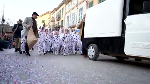 Ισπανία, Βαρκελώνη-13 Απρ 2019: κοστούμια παιδιά στους δρόμους της εορταστικής πόλης. Άρθρο. Όμορφα παιδιά ρούχα και παραστάσεις στους δρόμους της ισπανικής πόλης. Παιδικές στολές των χαρακτήρων 101 ντολματιανοί στο — Αρχείο Βίντεο
