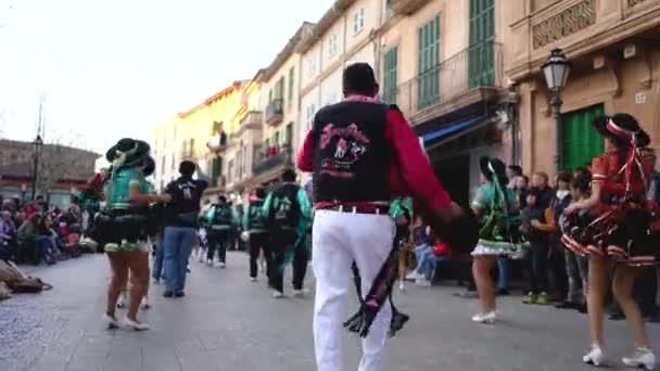 西班牙，巴塞罗那-13四月2019：在西班牙街头的服装丰富多彩的节日。艺术。美丽的庆祝活动与舞蹈在明亮的五颜六色的服装在西班牙狭窄的街道 — 图库视频影像