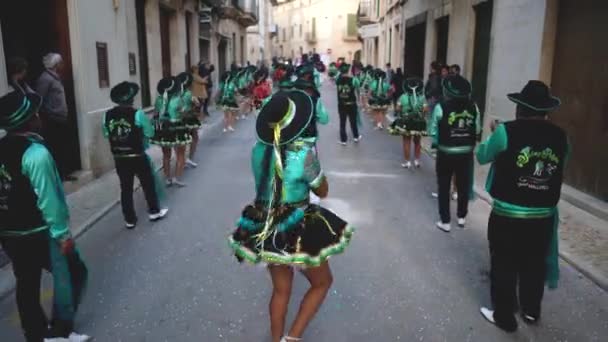 SPAGNA, BARCELLONA-13 APR 2019: Vacanze colorate in costume per le strade della Spagna. Art. Bella celebrazione con la danza in abiti colorati luminosi su strade strette della Spagna — Video Stock